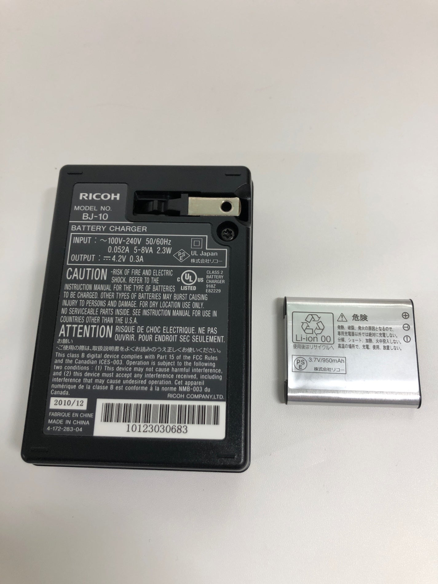 C640 D RICOH デジタルカメラ CX4 ブラック CX4BK 1000万画素裏面照射CMOS 光学10.7倍ズーム 広角28mm 3.0型液晶 高速連写 箱なし