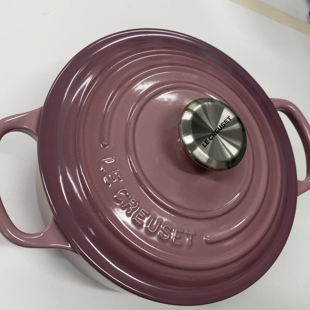 C99J D ル・クルーゼ シグニチャー ココット・ロンド 18cm モーヴピンク