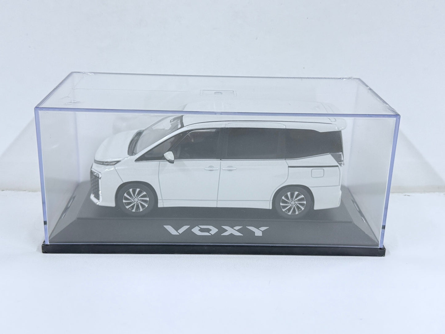 VOXY トヨタ 1/30 オフィシャルミニカー 新型 ヴォクシー VOXY カラーサンプル ホワイトパールクリスタルシャイン 070