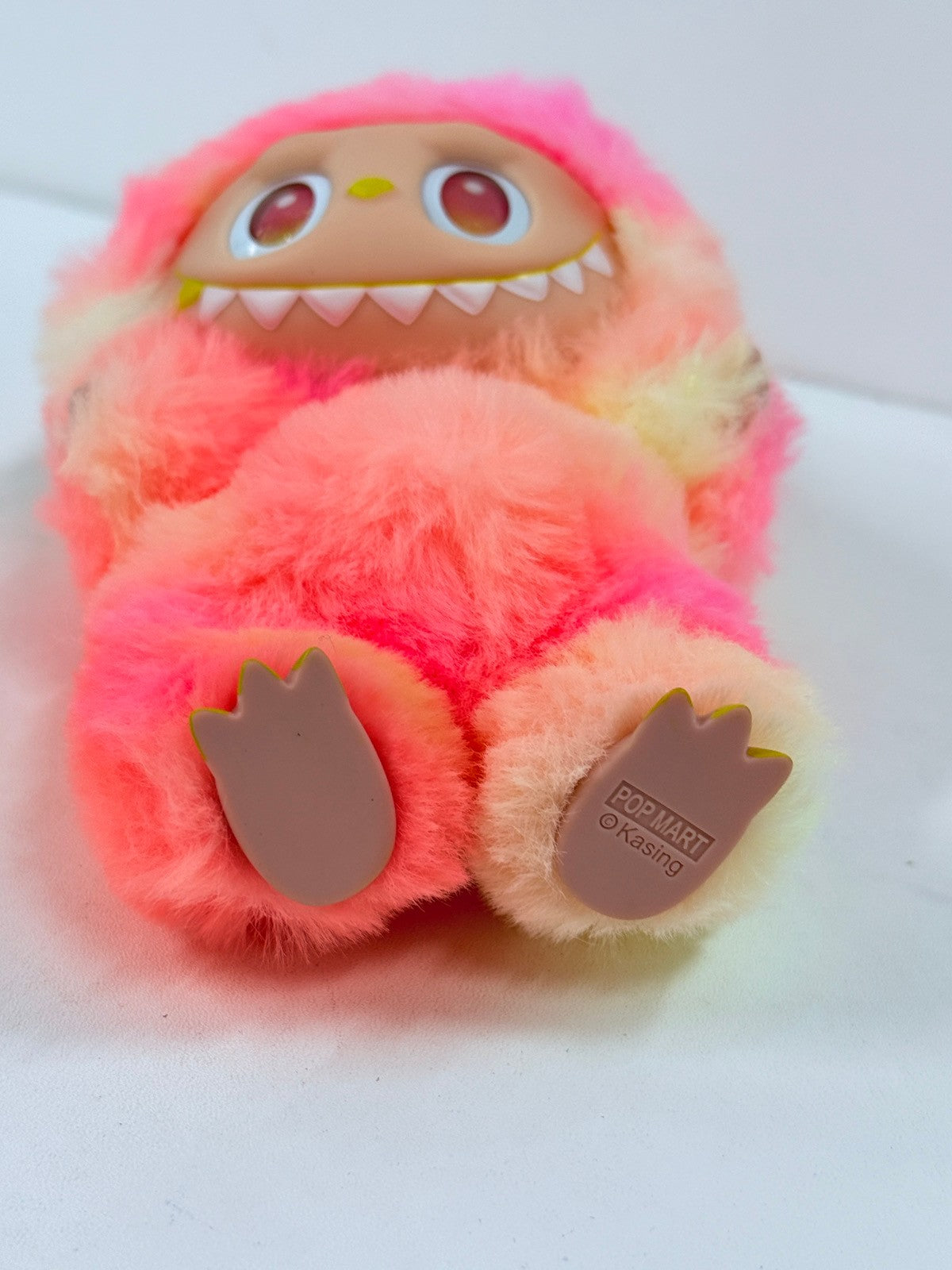 LABUBU THE MONSTERS Big into Energy シリーズ ぬいぐるみペンダント LOYALTY ラブブ