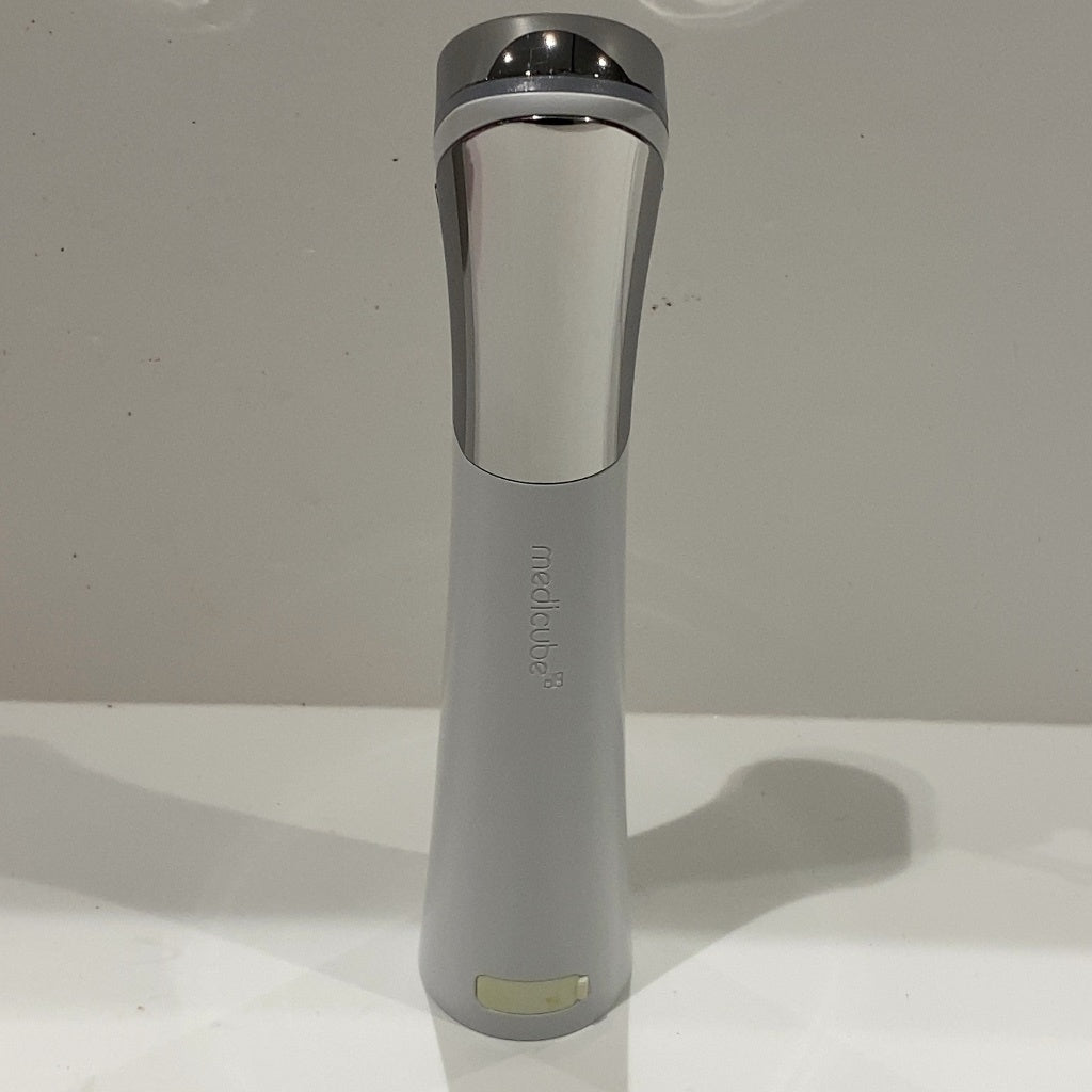 C9F1 D ■medicube メディキューブ 家庭用美容器 ME-ASHT-01 ダーマエアショット AGE-R